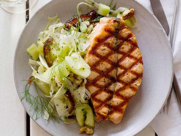 Zubereitung - Gegrillter Lachs mit Gurken-Dattel-Salat