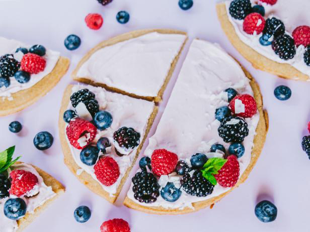 So bereiten Sie süße Pizza mit Sommerbeeren zu