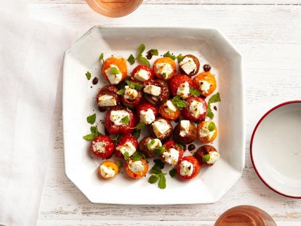 Wie man gefüllte Kirschtomaten zubereitet