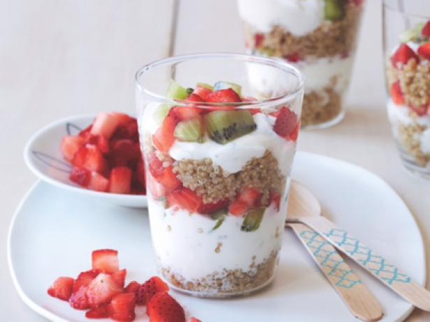 So bereiten Sie ein Frühstücksparfait aus Quinoa, Erdbeeren und Kiwi zu