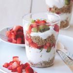 Frühstücksparfait mit Quinoa, Erdbeeren und Kiwi