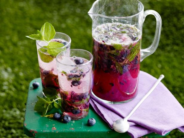 Wie man einen Blaubeer-Ingwer-Mojito zubereitet