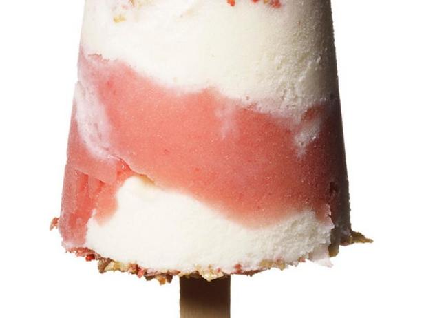 Wie man Erdbeer-Shortcake-Eis am Stiel zubereitet