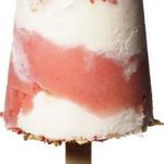 Erdbeer-Shortcake-Eis am Stiel