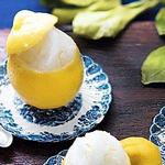Minze-Ingwer-Eis in Zitronenschalen