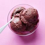 Bananensorbet mit Acai-Beerenpüree