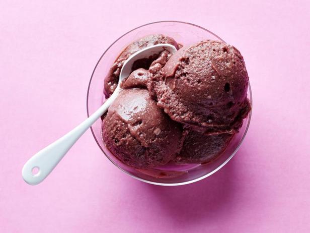Zubereitung - Bananensorbet mit Acai-Beerenpüree