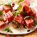 طماطم وبطيخ وريحان على أسياخ