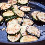 Gebratene Zucchini mit Knoblauch und Kräutern