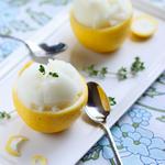 Zitronensorbet in Zitronenschalen