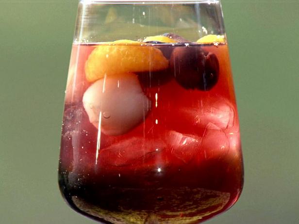Wie man Pflaumenwein-Sangria zubereitet