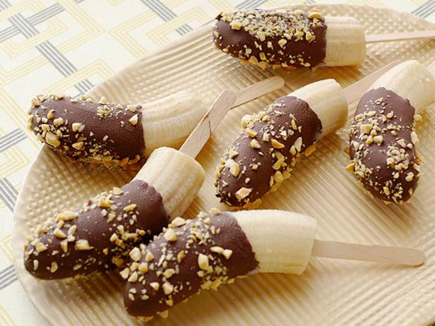 موزة مغطاة بالشوكولاتة على عصا