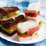 Teesandwiches mit Tomaten