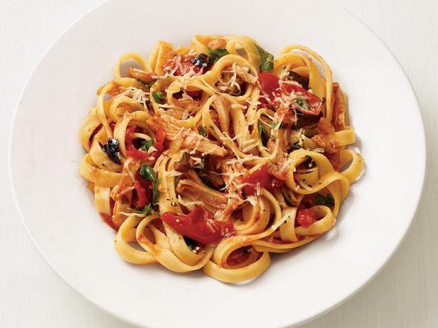 Come preparare le fettuccine con pollo e olive