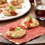 Pizzetta mit Gorgonzola, Tomaten und Basilikum