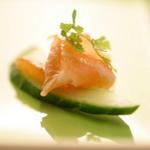 Canapés mit gesalzenem Lachs und Zitronengras