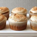 Karotten- und Bananen-Cupcakes mit Kokos-Zucker-Baiser-Glasur