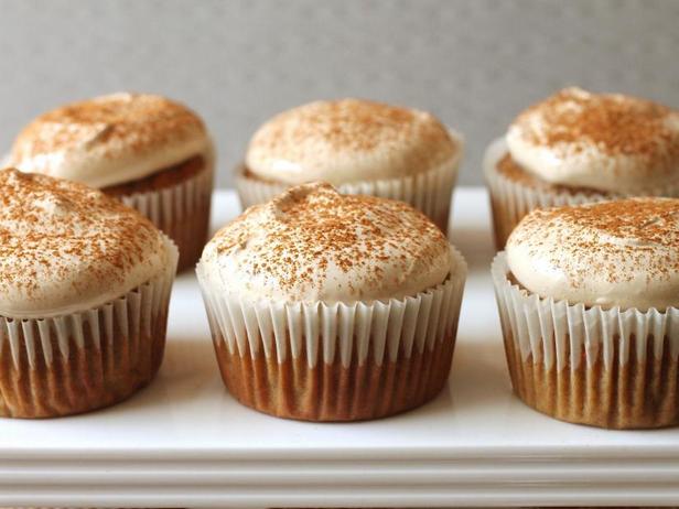 Rezept für Karotten-Bananen-Cupcakes mit Kokos-Zucker-Baiser-Glasur