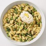Cavatelli-Nudeln mit grünen Erbsen und Ricotta