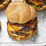 Doppel-Cheeseburger mit Ahorn-Speck für den 23. Februar