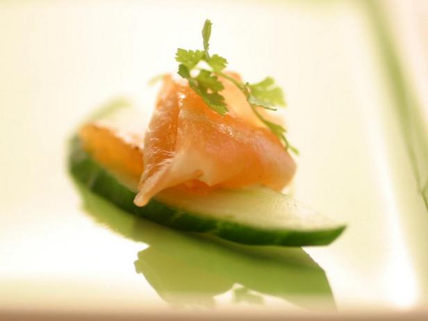 Canapés mit gesalzenem Lachs und Zitronengras