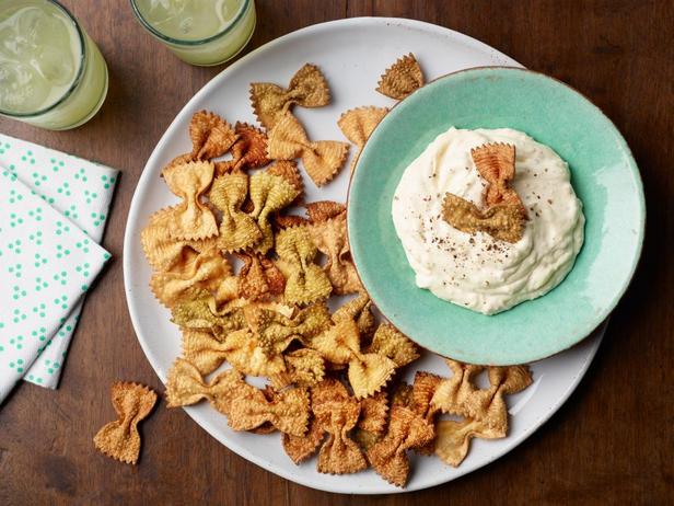 Pasta-"Chips" mit Alfredo-Dip