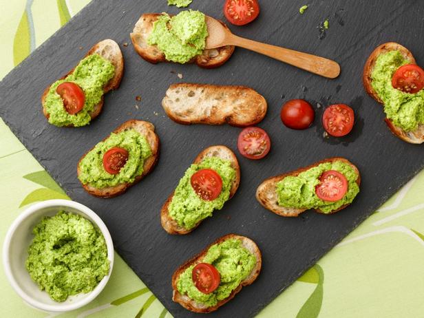 Crostini mit Erbsenpesto