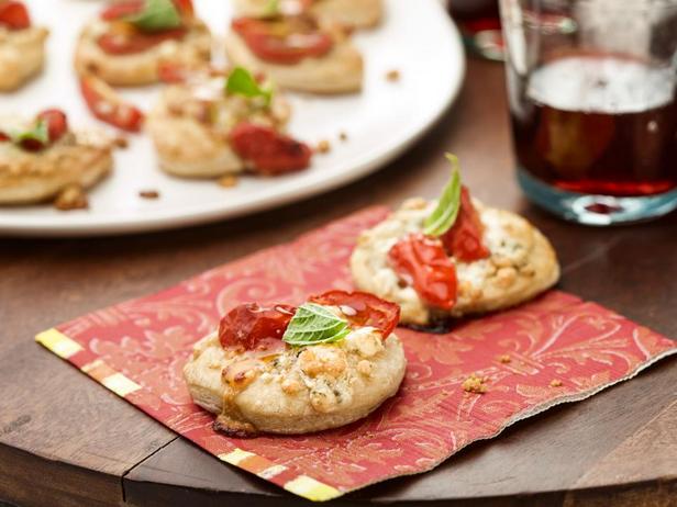 Pizzetta mit Gorgonzola, Tomaten und Basilikum