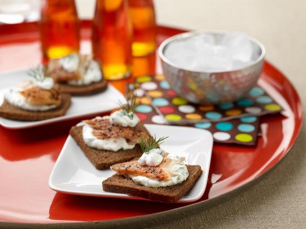 Canapés mit geräucherter Forelle und Sauerrahmsauce mit Kräutern für zwei Personen