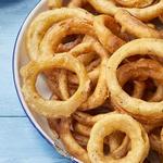 In Bierteig frittierte Zwiebelringe