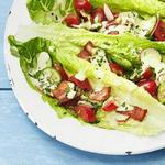 Salat mit Speck und Ranch-Dressing in Schüsseln