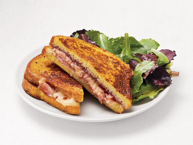 Zubereitung - Monte-Cristo-Sandwich mit grünem Salat