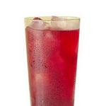 Eistee mit Hibiskus, Ingwer und Rum