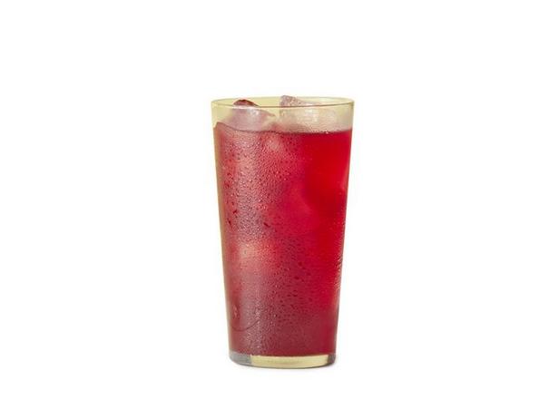 Wie man Hibiskus-Eistee mit Ingwer und Rum zubereitet