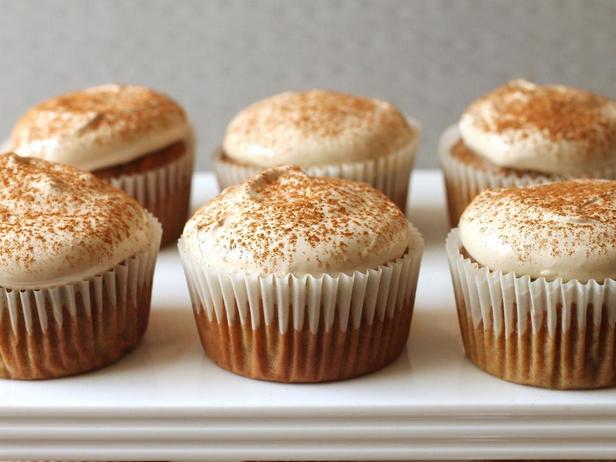Karotten- und Bananen-Cupcakes mit Kokos-Zucker-Baiser-Glasur