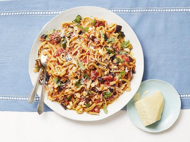 Rezept für hausgemachte Basilikum-Pasta in Tomatensoße mit gebratenen Auberginen