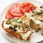 Drei-Käse-Pizza auf französischem Brot