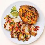 Gegrilltes Hähnchen mit Süßkartoffeln und Erdbeersalsa