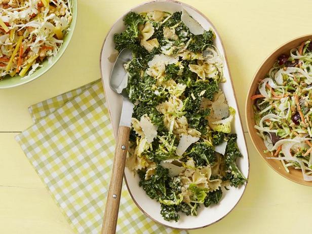 Brüksel lahanası ve Sezar soslu kelebek makarna salatası nasıl yapılır?