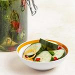 Eingelegte Gurken mit Chilischoten