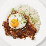 Natürliches Schweineschnitzel Adobo mit Knoblauchreis