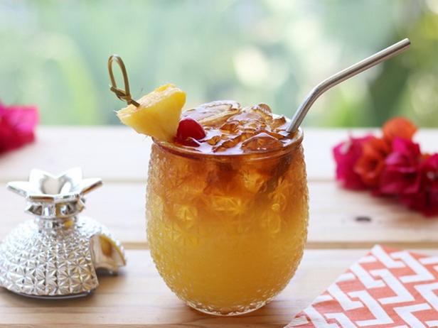 Wie man einen klassischen Mai Tai zubereitet