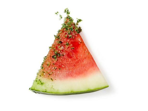 소금과 허브를 곁들인 맛있는 수박 만드는 법