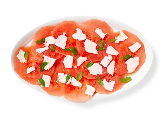 Wie man Wassermelonen-Carpaccio mit gesalzenem Ricotta zubereitet