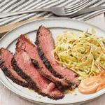 Gegrilltes, mit Kaffeekruste überzogenes Flankensteak mit geräuchertem Kohl