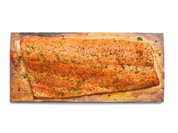 So bereiten Sie geräucherten Lachs auf Zedernholz zu