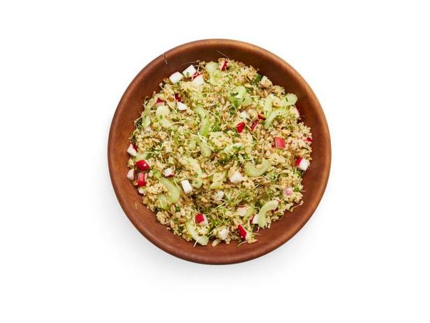 Wie man Quinoa- und Sprossensalat zubereitet