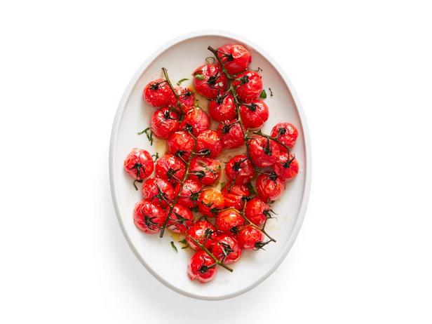Wie man gebackene Tomaten am Strauch zubereitet