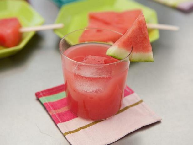 Wie man Wassermelonen-Cosmo-Punsch zubereitet