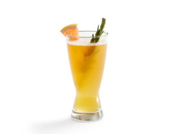 Come preparare un cocktail a base di birra, agrumi e rosmarino